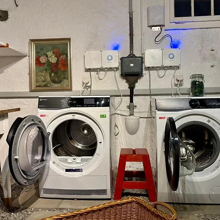 World-famous Valley View King Bed & Laundry *