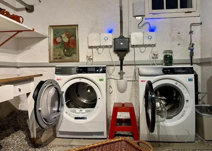 World-famous Valley View King Bed & Laundry *